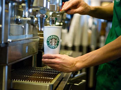Nhân viên lâu năm ở Starbucks tiết lộ nhiều sự thật bất ngờ chỉ người