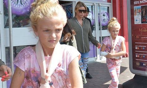 Katie Price Treats Her Daughter Princess To A Day Out At The Seaside Daily Mail Online