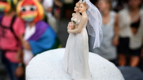 Estonia Votes To Legalise Same Sex Marriage Bbc Newsround