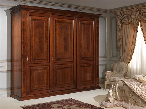 La camera da letto paola realizzata interamente in legno massello, appartiene alla collezione classica di mobili sparaco. Camera da letto 800 francese, armadio tre ante con intarsi ...