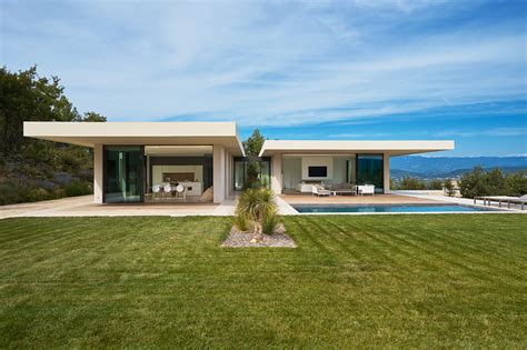 Minimalist home design is a design house that the current trends, namely a house with a simple concept but does not leave the impression of a modern, minimalist concept can be seen on the colors used and the form banngunannya. DPAGES - a design publication for lovers of all things cool & beautiful | Modern in the French ...