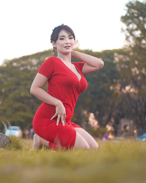 Foto Novia Juli Dengan Balutan Baju Merah Photoshoot Model Indonesia