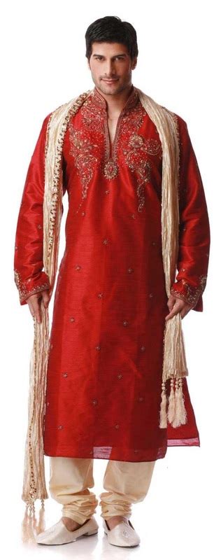 Malaysia mempunyai pelbagai jenis kain dan pakaian tradisional yang berbagai bentuk dan warna. India - Pakaian Tradisional Kaum-Kaum Di Malaysia
