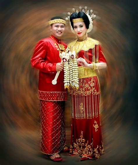 Sbg baju keseharian saat ini masih dipakai o/ sedikit generasi2 namun busana ini populer sbg salah satu model baju adat perempuan sasak yg dipakai secara luas. Contoh pakaian adat suku di Indonesia | Sejarah Negara