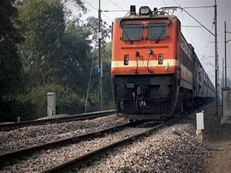 Train Accident Averted In Bihar Goods Train Came On The Track Of Magadh