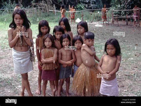 Los niños de la tribu Yagua en la región amazónica del Perú Fotografía de stock Alamy