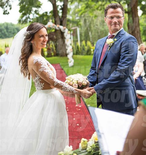 Viszont van abban valami páratlan, amikor stohl andrás kiszakít egy darabot a rántottából, szájába tömi, bejelenti, hogy ő itten a csörgheő. Stohl András feleségül vette szerelmét - Habostorta.hu