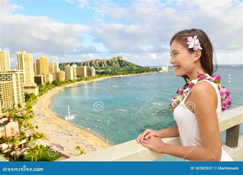Hawaii Travel Tourist Looking At Waikiki Beach Stock Image Image Of Hotel Honolulu 50582037