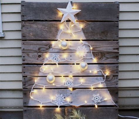 Diy Pallet Christmas Tree With Mini Lights Crafts A La Mode Bloglovin
