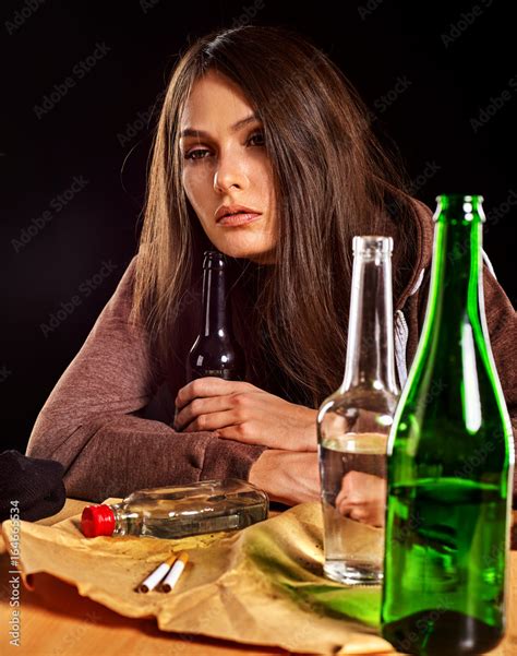Foto De Woman Alcoholism Is Social Problem Female Drinking Is Cause Of Nervous Stress Green