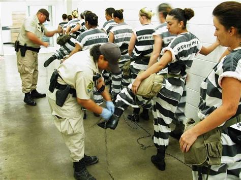 狱警给女囚犯戴脚铐。 铁链 人生 揭秘美国女囚的牢笼生活套图 第7张