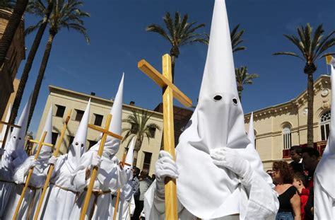 #martialisch — furcht einflößend — kriegerisch — grimmig. Düsterer Osterbrauch in Spanien: Nichts für zarte Seelen ...