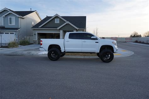 2020 toyota tundra crewmax platinum 4wd w/ 20k in modifications