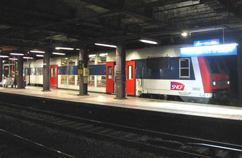 Suivez le trafic en temps réel, la vie et les coulisses de votre ligne. A Parisian Commuter Explains How To Navigate The RER Like ...