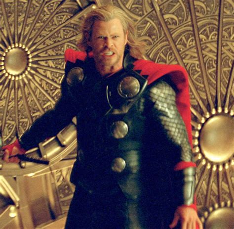 Asgard is toast, thor is tubby, and valkyrie has been sworn in to lead the asgardians. Action in 3D: Thor zeigt Natalie Portman, wo der Hammer ...