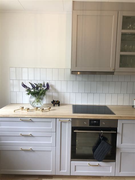 Ikea lerhyttan ljusgrå pinnarp | Small apartment kitchen, Kitchen layout, Galley kitchen design