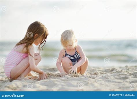 Deux Petites Soeurs Ayant L amusement Sur Une Plage Photo stock Image du caraïbes plage