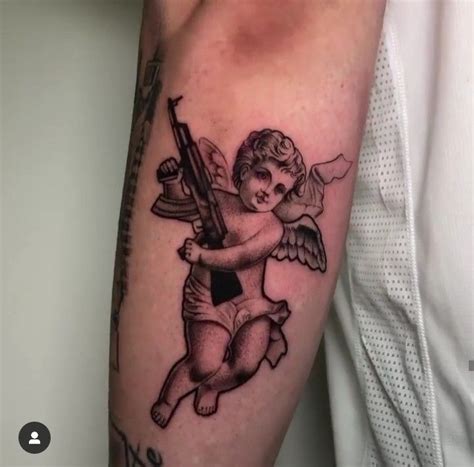 Lista Imagen De Fondo Angel Con Ak Tatuajes De Cupido Con Pistola Mirada Tensa