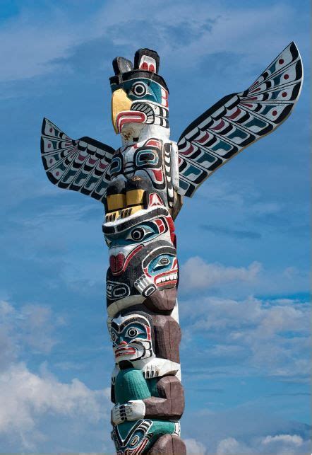 Totem wood pole in the blue cloudy background Totens Totem indígena Aguia desenho