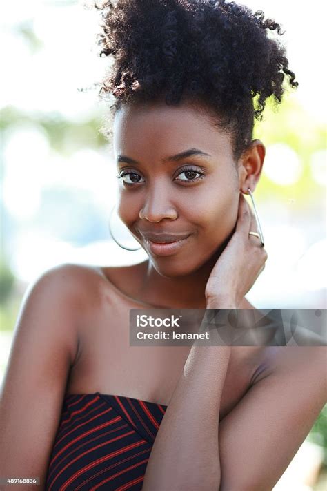 mujer sonriente joven africana foto de stock y más banco de imágenes de madagascar madagascar