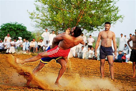 Kehadiran mereka ini membawa bersama adat resam, budaya dan corak pakaian tradisional yang kemudiannya disesuaikan dengan suasana tempatan. kabadi | Kabaddi (sometimes written Kabbadi or Kabadi ...