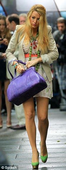 Blake Lively S Big Pants Exposed As Gust Of Wind Sweeps Through Gossip Girl Set Daily Mail Online