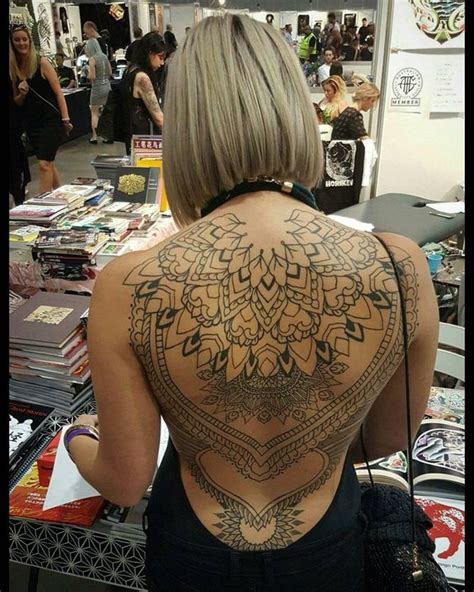 tatuagens femininas nas costas 70 fotos toda atual
