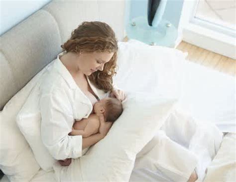 treating cracked bleeding nipples while breastfeeding