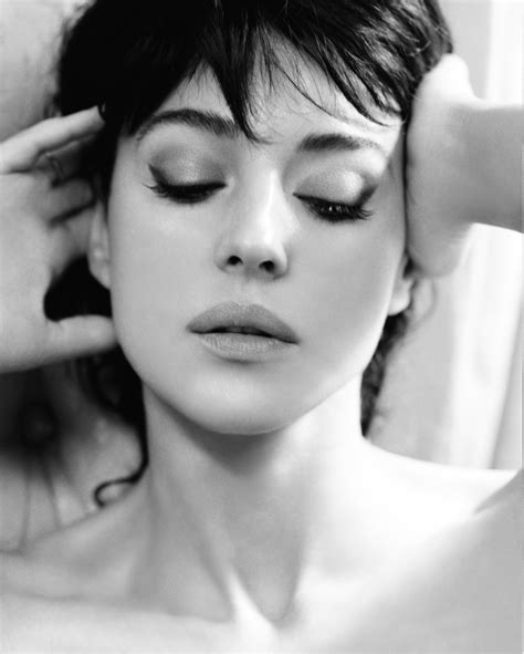 1600x1200 Monica Bellucci Brunette Celebrity Hollywood Makeup Face Wallpaper 