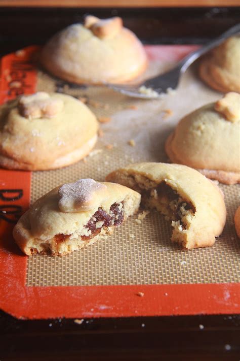 You can also fold a single circle in half to create a half moon to create a smaller cookie. Crumbs and Cookies: filled raisin cookies.