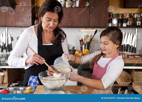 Madre E Hija Junto En Cocina Foto De Archivo Imagen De Hornada