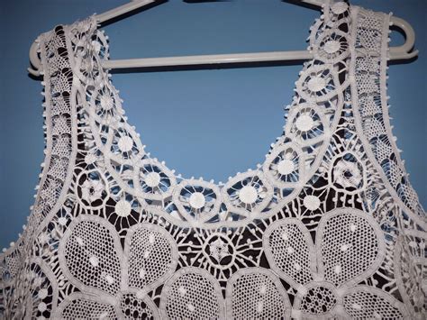 Renascimento, renascença ou renascentismo são os termos usados para identificar o período da história da europa aproximadamente entre meados do século xiv e o fim do século xvi. Aracne: Renda renascença