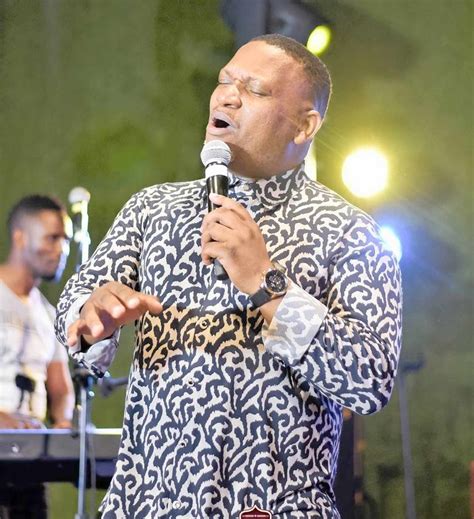 Mondli ngcobo inkanyezi live on stage at eyadini. UMondli uchaza kabanzi ngokumkhiphe kwiGagasi FM