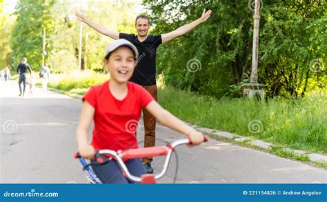 Feliz Padre Se Alegra De Que Su Hija Aprendiera A Montar En Bicicleta