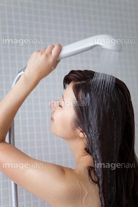 【シャワーを浴びている女性】の画像素材 14913892 写真素材ならイメージナビ