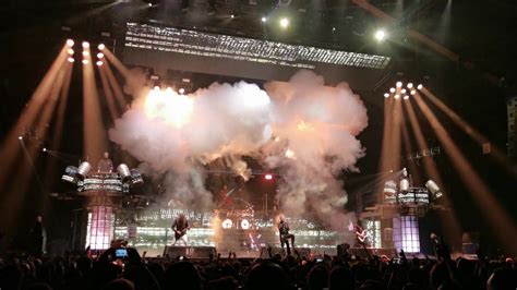 Başlangıçta bir mezbaha olan bina 1987'de yenilenmiş ve 1988'de bir konser salonu olarak açılmıştır. Slipknot Live Lyon Hall Tony Garnier - YouTube