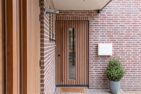 Met Houten Latten Uitgevoerde Openslaande Garagedeur En Voordeur Uw