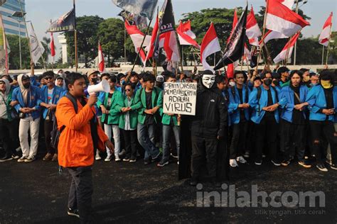 Foto Aksi Demo Mahasiswa Tolak Kenaikan Harga Bbm Di Gedung Dpr