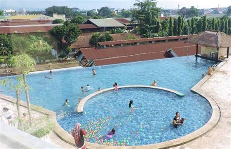 Saat ini sudah banyak tempat yang menyediakan fasilitas kolam renang yang sangat nyaman untuk bersantai. 7 Daftar Hotel di Malang dengan Kolam Renang untuk Umum