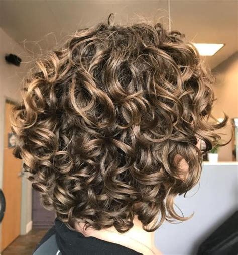 60 most delightful short wavy hairstyles for 2024
