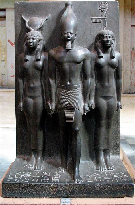 Статуя царя Менкауры Микерина в сопровождении двух богинь Хатхор и