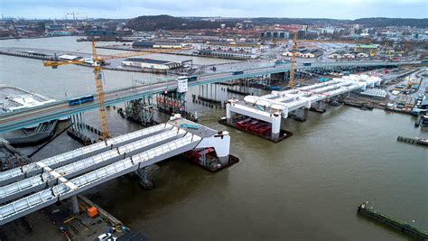 Hisingsbron är en lyftbro med en 440 meter lång sektion över vattnet och ett lyftspann som mäter 48 meter i bredd. Nya lyftbron till Hisingen: 440 meter långt jätteprojekt ...