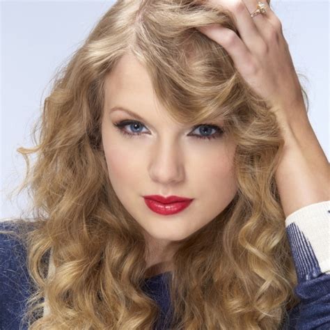 500x500 Resolution Taylor Swift Curls Girl 500x500 Resolution