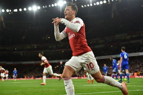 Arsenal 3 1 Leicester Mesut Ozil Shines As Gunners Leapfrog Tottenham