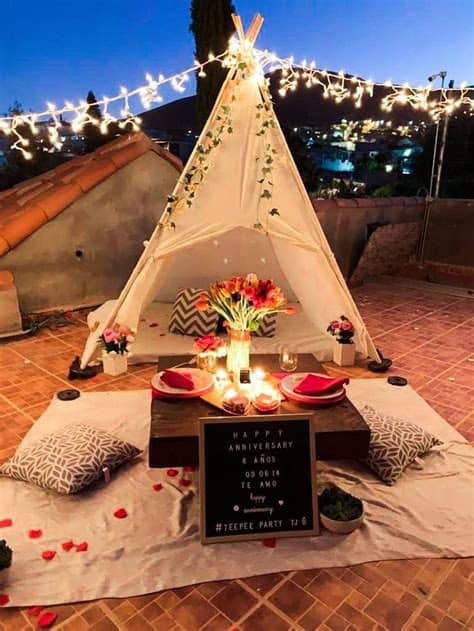 La noche romántica es una celebración sin antecedentes en nuestro país que rinde culto al amor ven a celebrar la noche romántica con tu enamorado/a. Teepee romántico en 2020 | Decoracion cena romantica ...