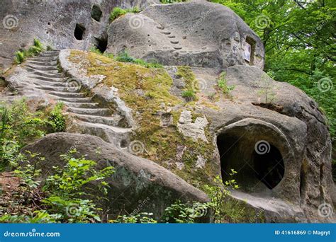 Monasterio Viejo De La Cueva En El Bosque Imagen De Archivo Imagen De