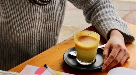 Terakhir, khasiat dari air kunyit adalah dapat mencengah penyakit kanker. Sediakan Jus Kunyit Pun Ada Cara Untuk Kekalkan Khasiatnya ...