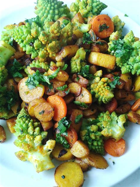 Découvrez la recette de poêlée de légumes minceur à faire en 15 minutes. Poêlée de légumes du marché au curcuma et à la coriandre ...