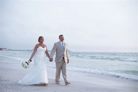 05.04.2017 · beach wedding attire is commonly assumed to be dressy casual—and while this may be true for some weddings, others may be an upscale affair. Beach Wedding Attire: What Do I Wear? | Florida Sun Weddings