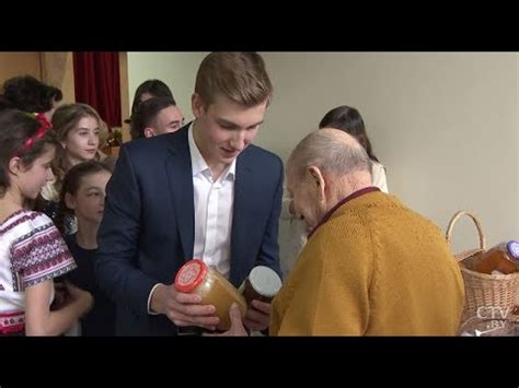 Его постоянно видят вместе с отцом на официальных мероприятиях. Николай Лукашенко подарил козочек, мед и варенье дому ...